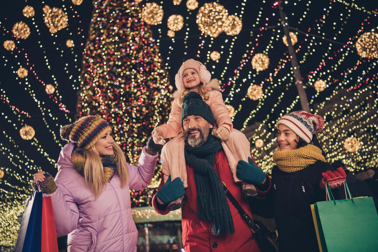 Familia con gorros de Papá Noel disfrutando de su viaje de Navidad