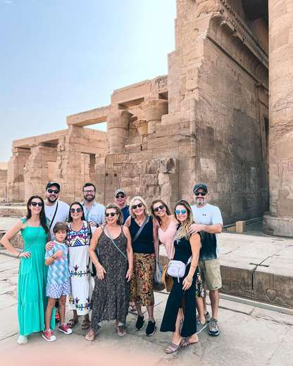 Grupo del tour fotografiado junto al Templo de Kom Ombo, a orillas del Nilo, Egipto